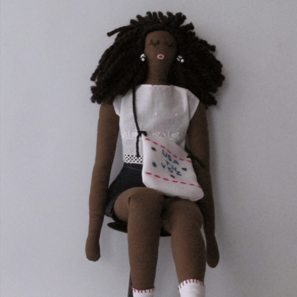 Muñecas de trapo con mensajes de empoderamiento para las mujeres