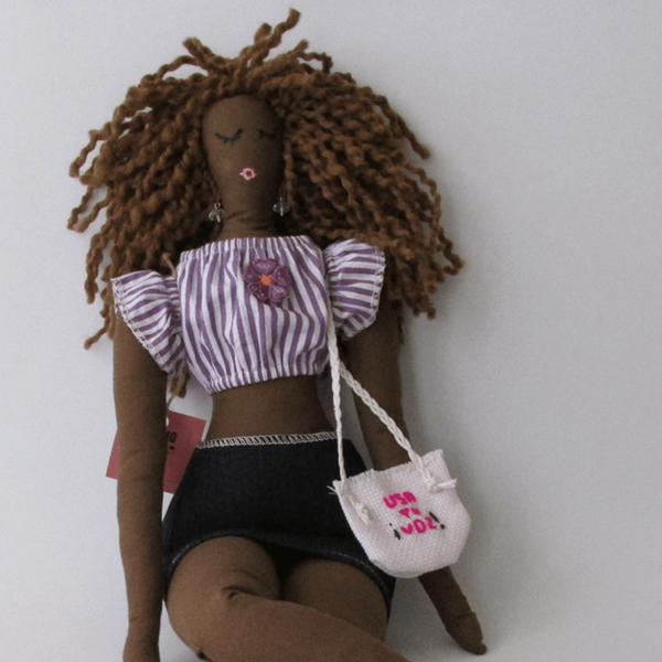 Muñecas de trapo con mensajes de empoderamiento para las mujeres
